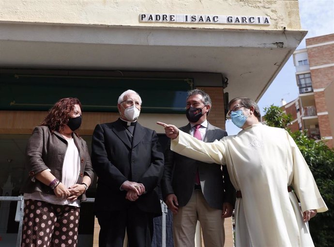 Acto de rotulación de una calle como Padre Isaac García