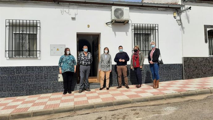 La delegada territorial de Fomento, Infraestructuras y Ordenación del Territorio, Cristina Casanueva (tercera por la izda.), en su visita a Peñarroya-Pueblonuevo.
