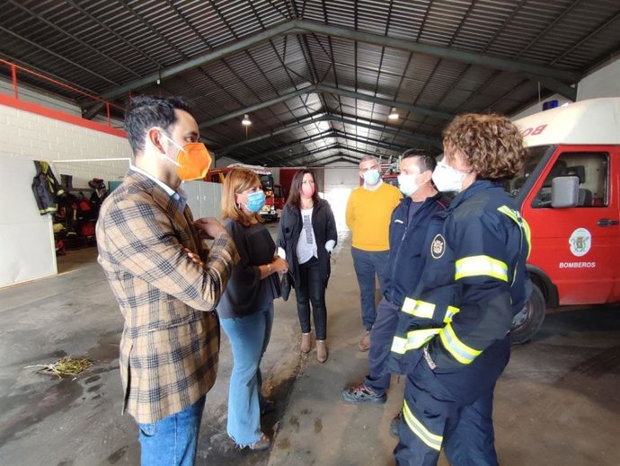 Carmen Santa María, en su visita al parque de bomberos de Écija