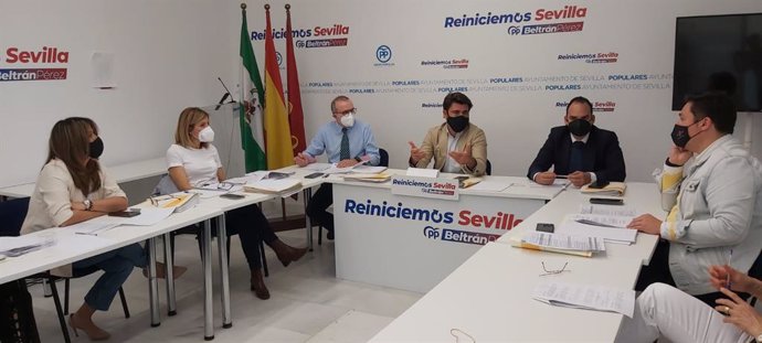 Imagen de la reunión del Grupo del PP en Sevilla, con Beltrán Pérez