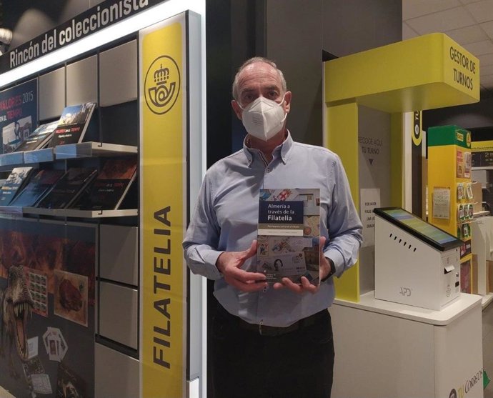Francisco Gutiérrez Gómiz muestra un ejemplar de su libro 'Almería a través de la filatelia. Patrimonio cultural olvidado'
