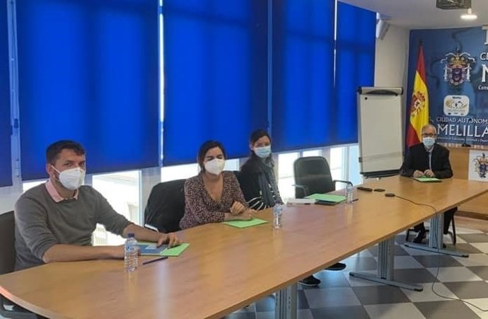 El viceconsejera del Menor en Melilla, Abderrahim Mohamed Hammu, con responsables de Acnur