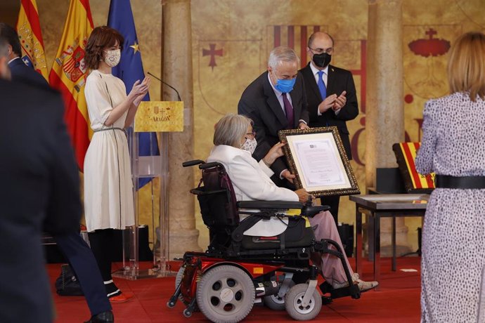 La primera vacunada contra la COVID-19 en Aragón, Emilia Nájera, recoge la Medalla de las Cortes por parte del presidente del Parlamento, Javier Sada, en representación al colectivo de personas mayores por su comportamiento ejemplar