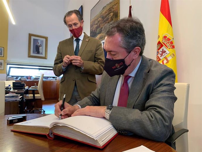 Juan Espadas firmando en el Libro de Honor del Ayuntamiento de Chiclana