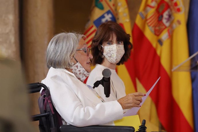 La primera vacunada contra la COVID-19 en Aragón, Emilia Nájera, interviene después de recoger la Medalla de las Cortes en representación al colectivo de personas mayores