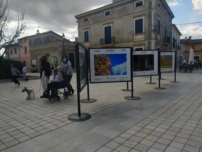 La plaza de la Villa de Santa María del Camí acoge la exposición del III Certamen de Fotografía Sierra de Tramuntana-Las rutas culturales.