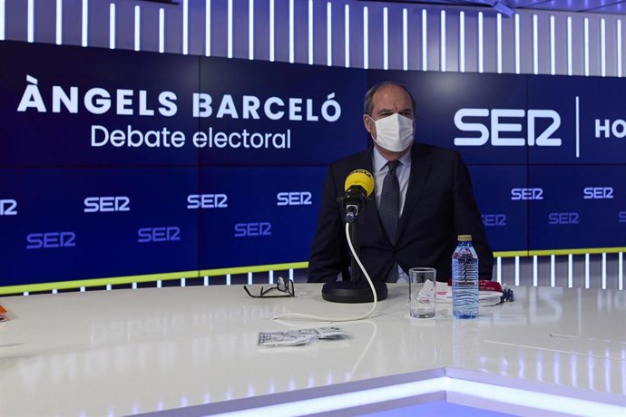 El candidato del PSOE, Ángel Gabilondo, minutos antes de que de comienzo un debate electoral organizado por la cadena SER, a 23 de abril de 2021, en Madrid (España). Este es el segundo debate electoral en la campaña de las elecciones a la Asamblea de Ma