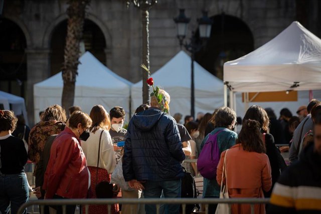 Xavier Bosch, María Dueñas y Oriol Mitjà, autores superventas de este Sant Jordi Varias personas en la Plaza Real de Barcelona el día de Sant Jordi el 23 de abril de 2021 en Barcelona, Cataluña (España)