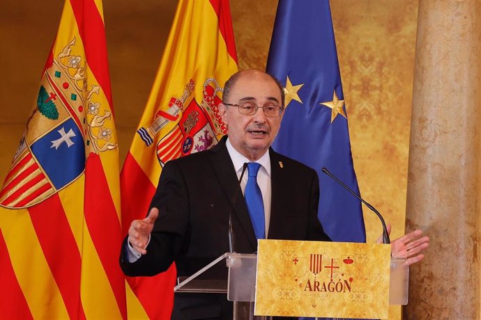 El presidente del Gobierno de Aragón, Javier Lambán, interviene durante el acto oficial de celebración del Día de Aragón, en el Palacio de la Aljafería.