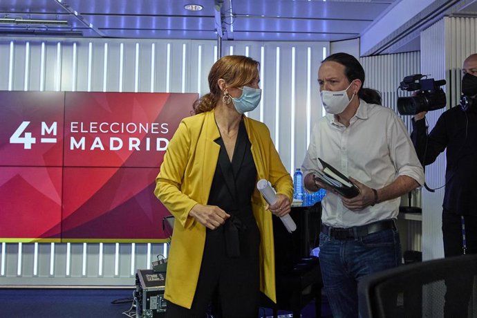 La candidata de Más Madrid, Mónica García (i), conversa con el candidato de Unidas Podemos a la Presidencia de la Comunidad de Madrid, Pablo Iglesias, minutos antes de que de comienzo un debate electoral organizado por la cadena SER