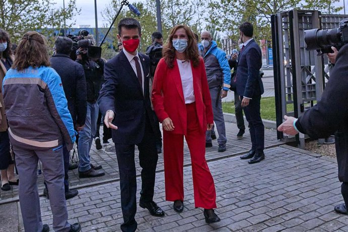 La candidata de Más Madrid a la Presidencia de la Comunidad de Madrid, Mónica García, y el director de Telemadrid, José Pablo López