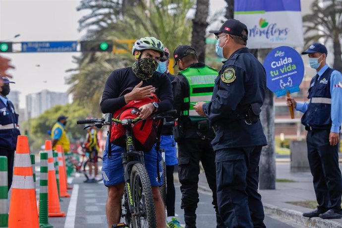 Un ciclista es sometido a un control policial en Lima, Perú, en el marco de las restricciones impuestas por el coronavirus.