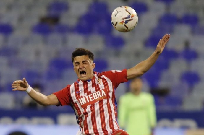 Manu García salta a por un balón en el Zaragoza-Sporting