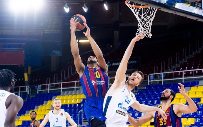 El jugador del Bara Brandon Davies captura un rebote ofensivo en el segundo partido de los playoffs de la Euroliga, contra el Zenit San Petersburgo en el Palau Blaugrana