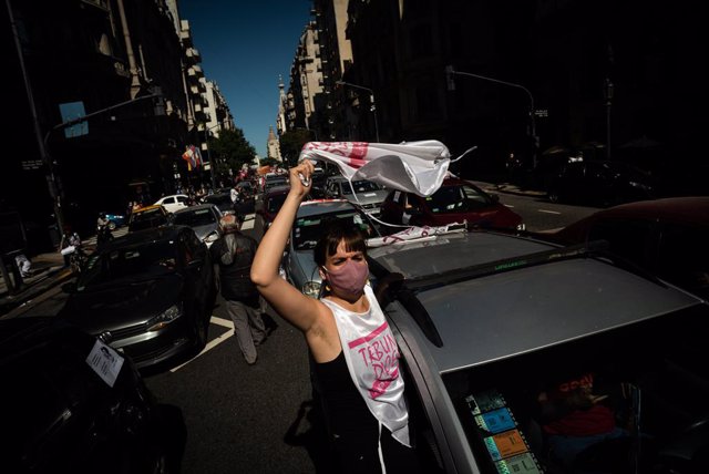14 April 2021, Argentina, Buenos Aires: Teachers take part in a protest to demand the suspension of face-to-face classes due to the increase in coronavirus (COVID-19) cases. Photo: Alejo Manuel Avila/Le Pictorium Agency via ZUMA/dpa