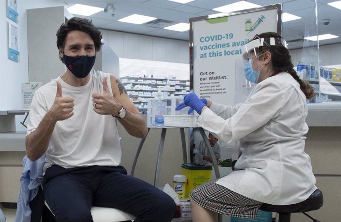 23 April 2021, Canada, Ottawa: Canadian Prime Minister Justin Trudeau gives the thumbs up after receiving his dose of the COVID-19 vaccine in Ottawa. Photo: Adrian Wyld/The Canadian Press via ZUMA/dpa