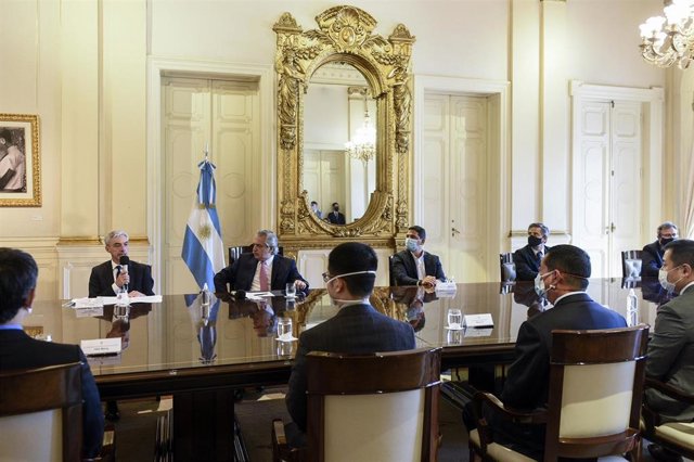 Archivo - El presidente de Argentina, Alberto Fernández, junto con el ministro de Transporte, Mario Meoni; el presidente de Trenes Argentinos Operaciones, Martín Marinucci; y varios representantes de empresas chinas