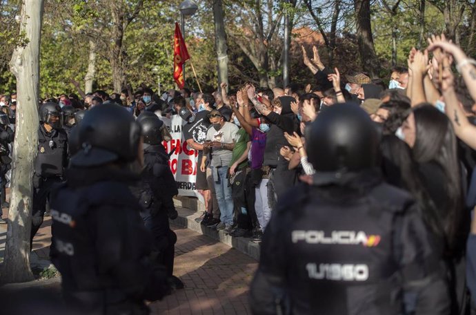 Varias personas participan en la concentración convocada en Vallecas contra Vox, a 7 de abril de 2021, en la Plaza de la Constitución de Vallecas, Madrid, (España).