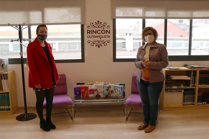 Alba Doblas con un Rincón Violeta de la Diputación.