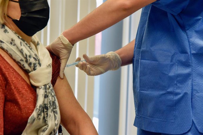 Una dona rep la vacuna contra la covid-19 en punt de vacunació de la Facultat de Geografia i Histria de la Universitat de Barcelona (UB), el 4 d'abril del 2021, a Barcelona.