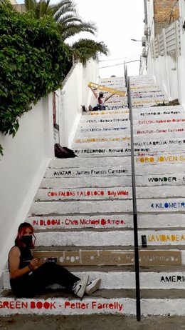 La escalera de la calle Bailén de San Juan repleta de recomendaciones cinéfilas