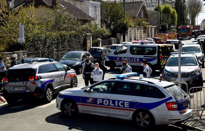 23 April 2021, France, Rambouillet: French police officers secure the area where an attacker stabbed to death a female police administrative worker inside a police station. Photo: Bertrand Guay/AFP/dpa