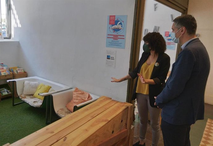 El  director general de Cultura, Ignacio Apezteguía, visita las instalaciones de Geltoki junto con la coordinadora de la cooperativa que gestiona el espacio, Katrin Ginea