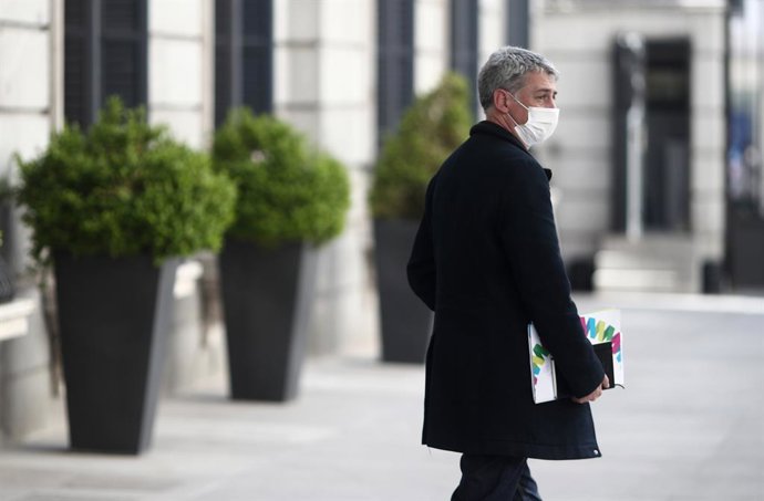 El diputado de EH Bildu, Oskar Matute, a su llegada al Congreso de los Diputados, en Madrid, (España), a 25 de marzo de 2021. Durante esta sesión, marcada por la elección del presidente de RTVE, se debatirán, entre otras cuestiones, un proyecto de Ley p