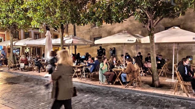 Archivo - Terrazas en la calle San Francisco de Oviedo.