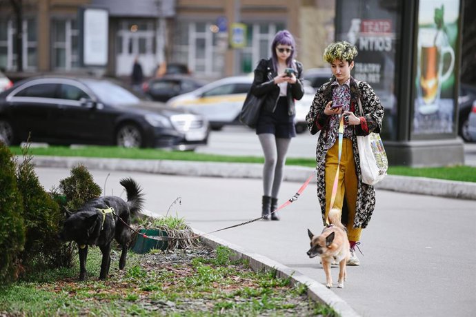 Personas paseando por Moscú