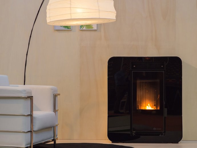 Archivo - Una estufa de biomasa en una vivienda.