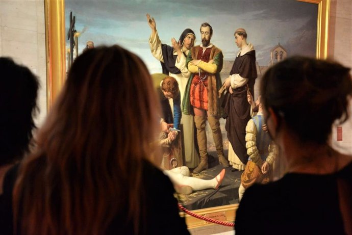 Visitantes contemplan el cuadro 'Ejecución de los comuneros de Castilla', de Antonio Gisbert, en la jornada de apertura de la exposición 'Comuneros: 500 años'.
