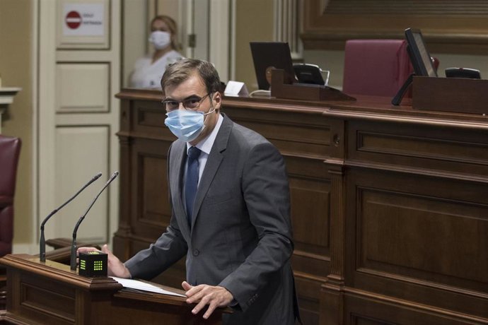 Archivo - El diputado del PP en el Parlamento canario y portavoz de Economía y Conocimiento, Fernando Enseñat