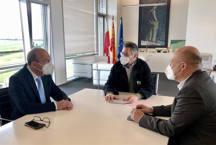 El consejero de Industria, Javier López Marcano, se reúne con el alcalde de Los Corrales, Luis Ignacio Argumosa