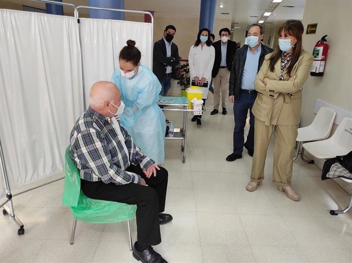 Sira Repollés visita el centro de salud Las Fuentes Norte, en Zaragoza, donde se están administrando 1.080 dosis de Janssen.