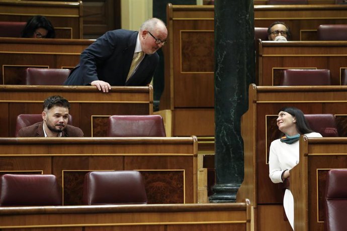 Archivo - El diputado de ERC Joan Capdevila (i, detrás) conversa en una sesión plenaria con la diputada de Vox Macarena Olona en presencia de su compañero de formación Gabriel Rufián