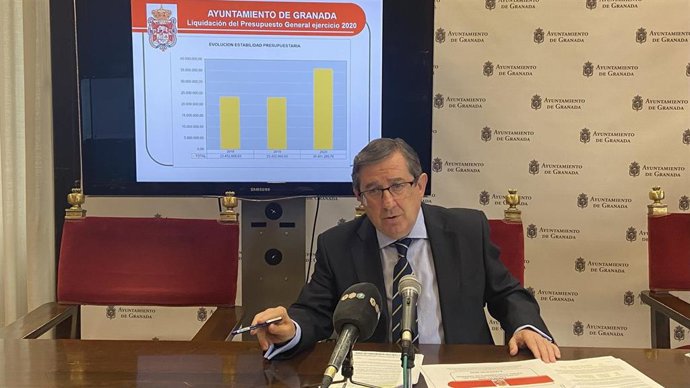 Luis González, concejal de Economía de Granada, durante una comparecencia ante los medios