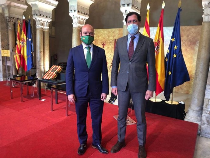 Los diputados de VOX Santiago Morón y Pedro Fernández.