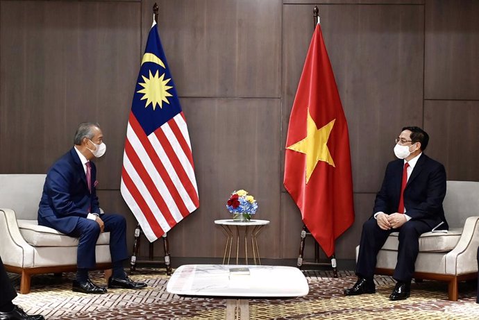 24 April 2021, Indonesia, Jakarta: Malaysian Prime Minister Muhyiddin Yassin (L) speaks with Vietnamese Prime Minister Pham Minh Chinh during their meeting after attending a special Association of Southeast Asian Nations (ASEAN) Leaders' Meeting on the 