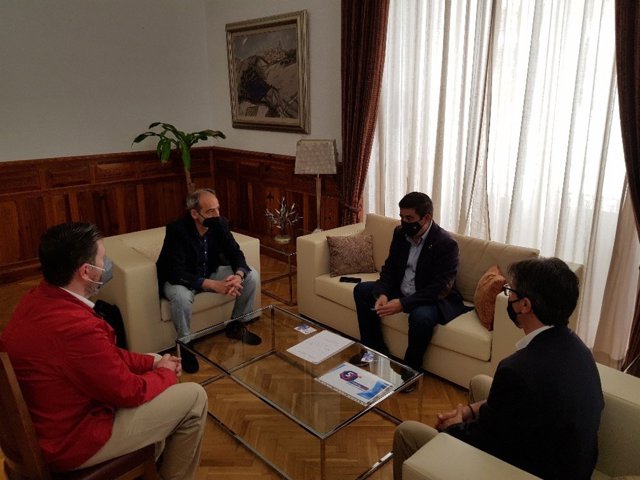 Francisco Reyes se reúne con las asociaciones de talleres y de instaladores para conocer sus propuestas