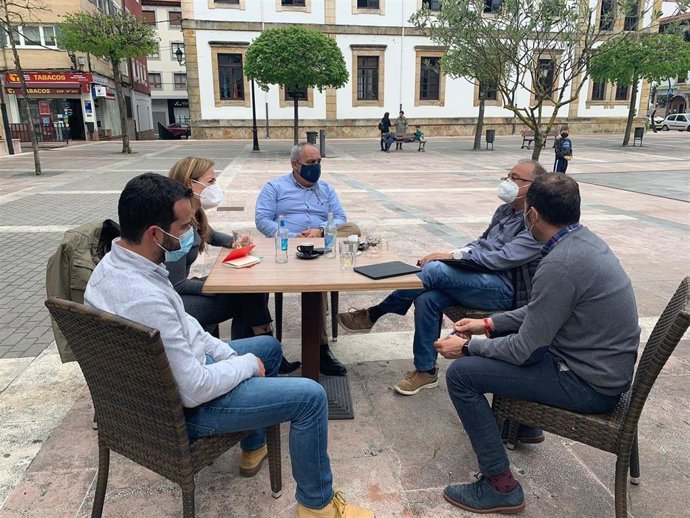 Reunión miembros del PP para abordar la problemática del lobo.