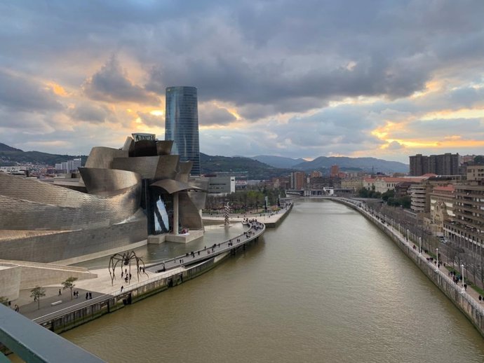 Vista de Bilbao en un día nuboso