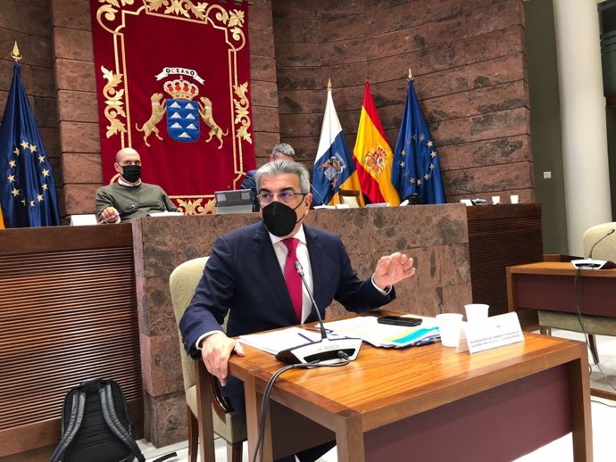 El vicepresidente y consejero de Presupuestos, Hacienda y Asuntos Europeos del Gobierno de Canarias, Román Rodríguez, en comisión parlamentaria