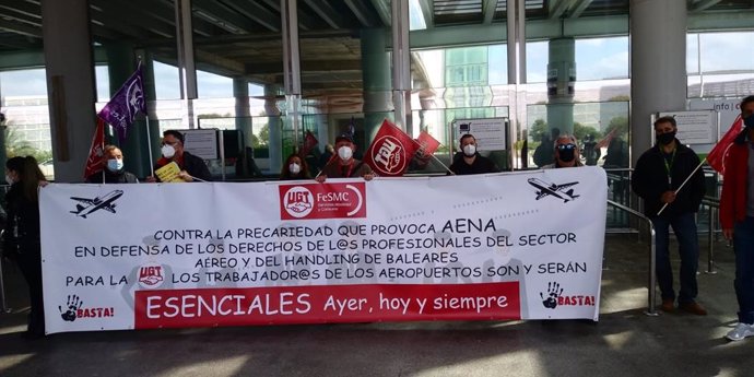 Unas 30 personas secundan la primera de las movilizaciones convocadas por UGT en el aeropurto de Palma contra la política de 'handling' de Aena.