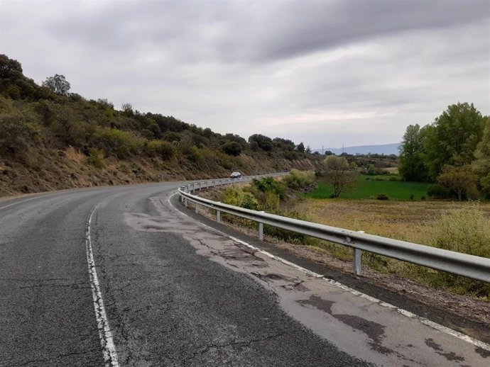 Colocación de biondas de protección en la carretera A-127, en el término de Sos del Rey Católico (Zaragoza).