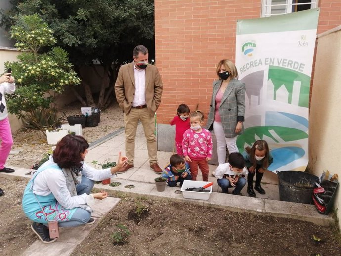 Diputación impulsa a través del programa 'Recrea en Verde' un huerto en el colegio 'María Zambrano'