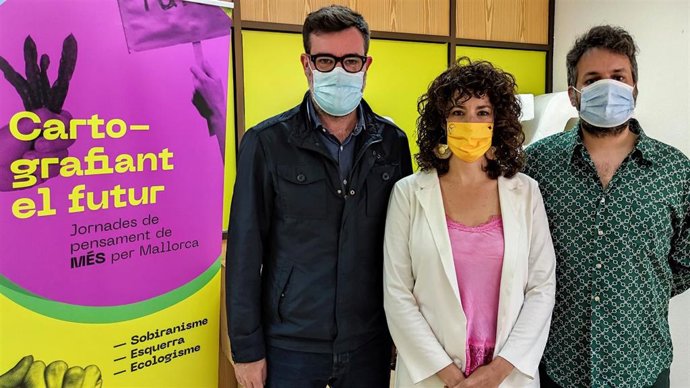 El coordinador de MÉS, Antoni Noguera; la coordinadora territorial del partido, Aina Sastre y uno de los coordinadores de las jornadas 'Cartografiant el futur', Toni Trobat.