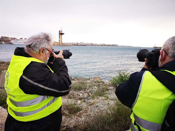 Los inscritos en el concurso de fotografía recorren el Puerto de Almería en busca de su mejor toma