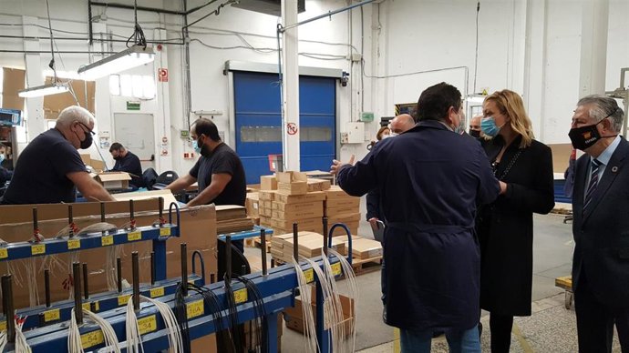 La consejera de Economía, Planificación y Empleo del Gobierno de Aragón, Marta Gastón, en una visita al Centro Especial de Empleo Oliver de ATADES.