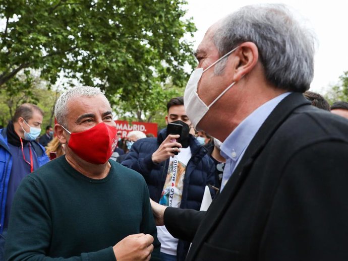 El presentador Jorge Javier Vázquez  y el candidato socialista a la Presidencia de la Comunidad de Madrid, Ángel Gabilondo, durante un acto de campaña, a 24 de abril de 2021, en Puente de Vallecas, Madrid